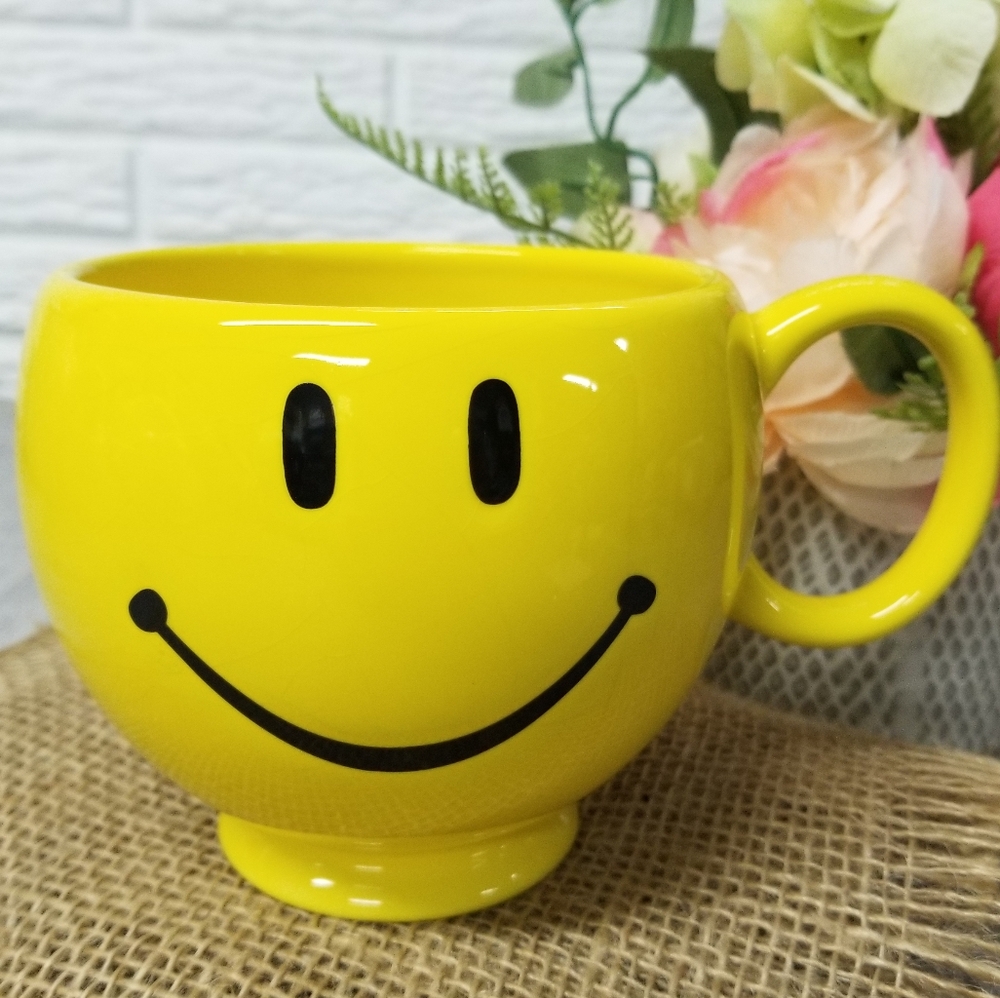 🌟3/$15 Groovy XL Smiley face mug